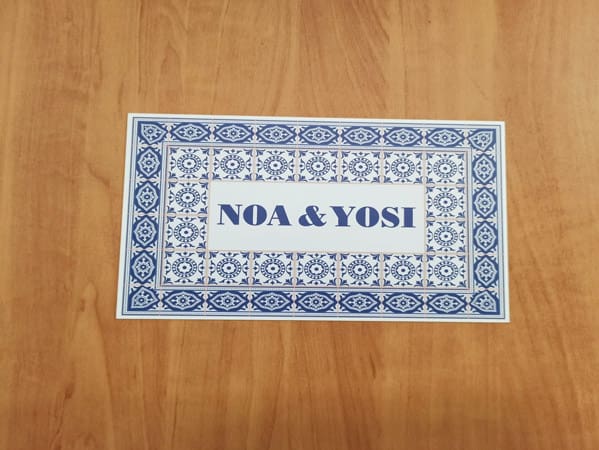 שלט כניסה לדלת ממגנט עם כיתוב באנגלית
